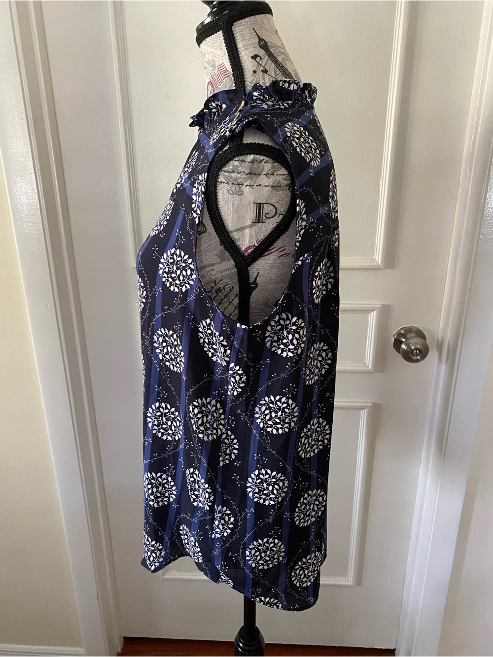 LOFT Navy Floral Sleeveless Ruffle Mock Neck Top Gold Tone Button Accents Medium - Picture 4 of 10